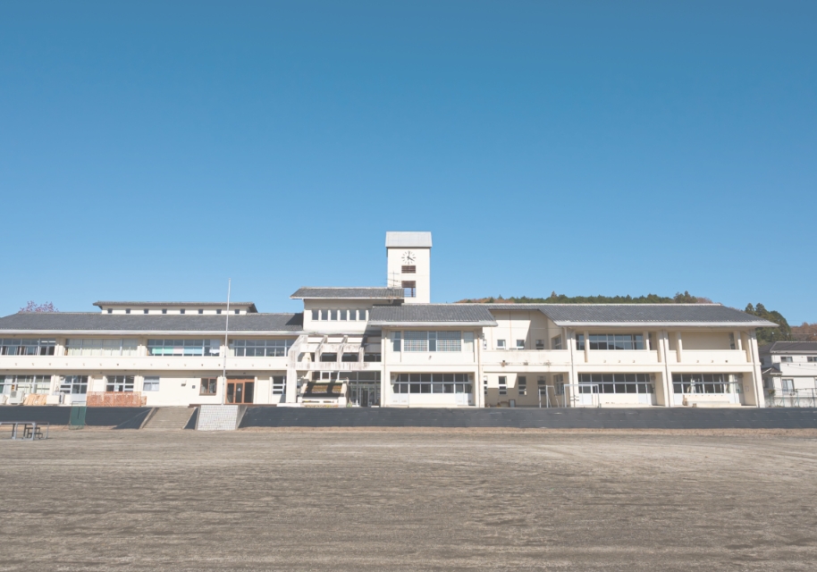 旧・笠間東中学校を活用した加工場・カフェの外観