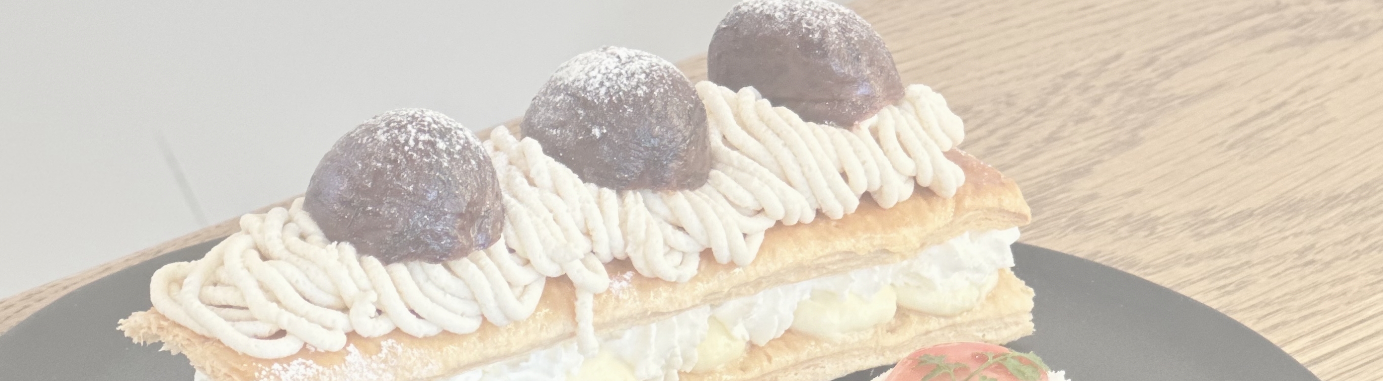 栗が乗っかった栗ペースト使用のスイーツ